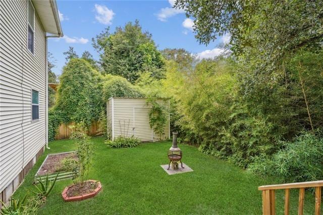 view of yard featuring a storage shed