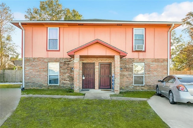 view of front facade featuring a front yard