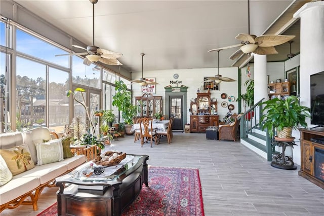 sunroom with ceiling fan