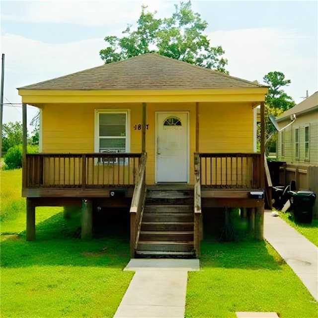 bungalow with a front lawn and a porch