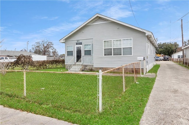 view of front of property featuring a front lawn