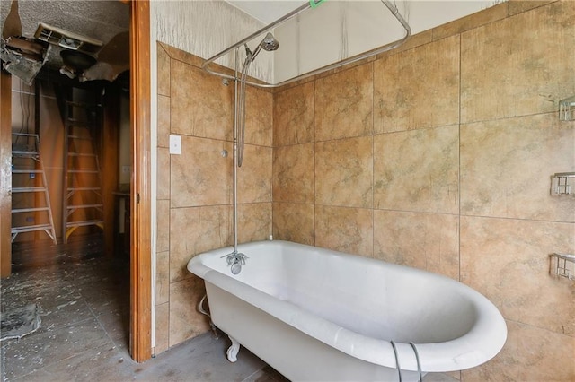 bathroom featuring tile walls