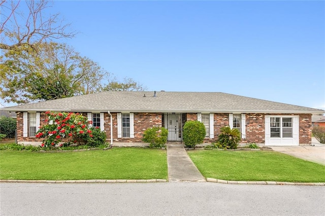 ranch-style house featuring a front yard