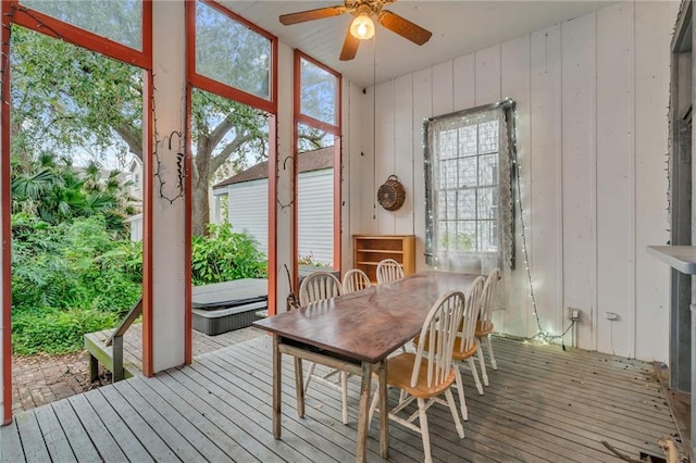 sunroom featuring ceiling fan