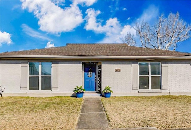 ranch-style house featuring a front lawn