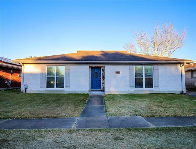 ranch-style home featuring a front lawn