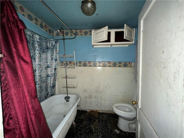 bathroom featuring toilet and shower / bath combo