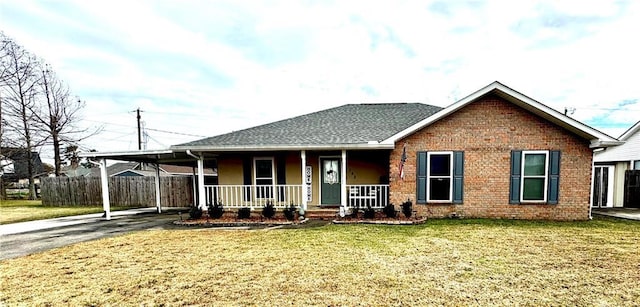 view of front facade featuring a porch and a front yard