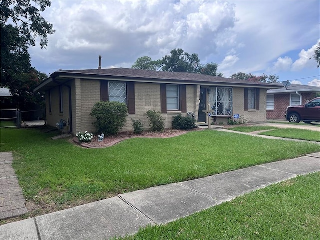 ranch-style home featuring a front lawn