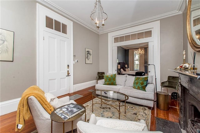 living room featuring hardwood / wood-style flooring, ornamental molding, and a notable chandelier