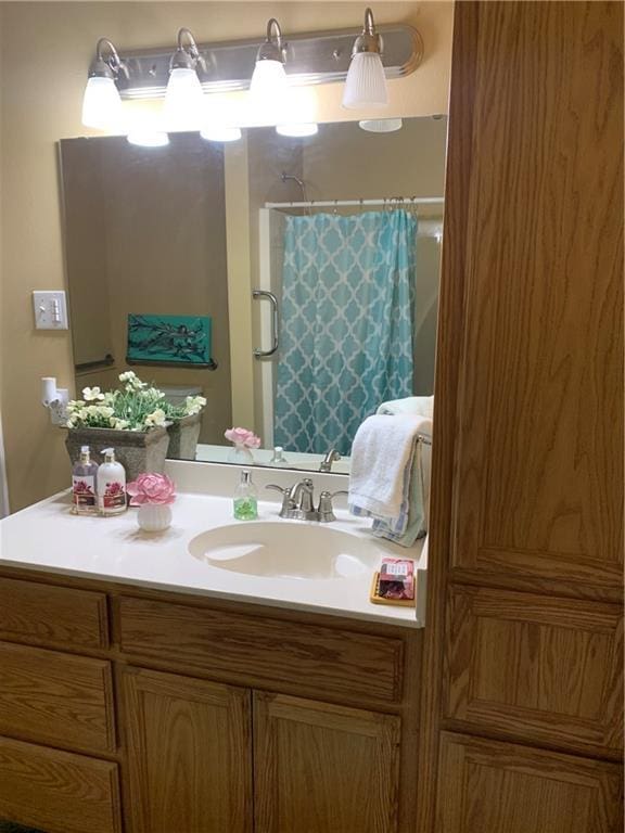 bathroom with a shower with curtain and vanity