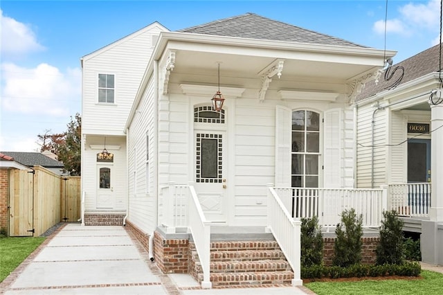 entrance to property featuring covered porch