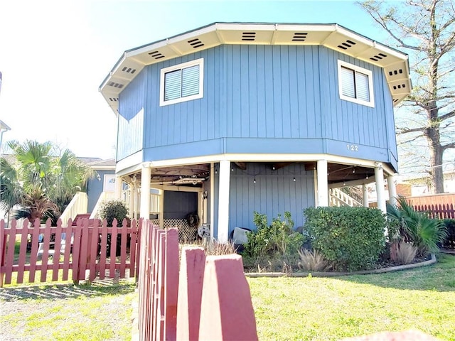 view of front of house featuring a front lawn