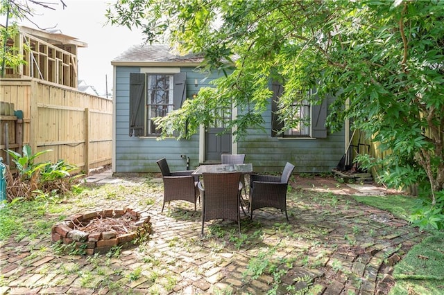 view of patio with an outdoor fire pit