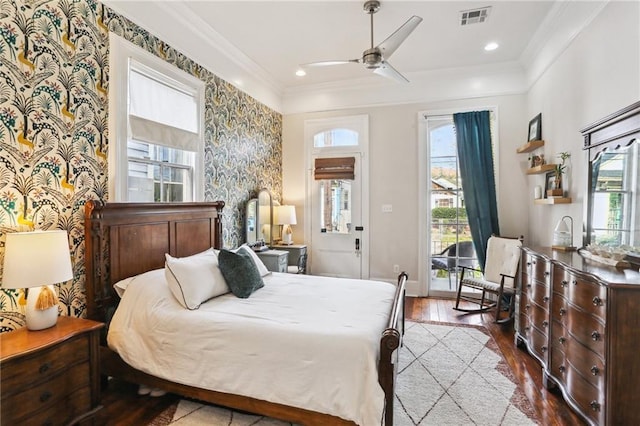 bedroom featuring crown molding, light hardwood / wood-style floors, and ceiling fan