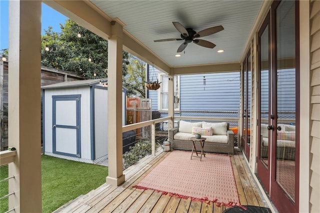 sunroom with ceiling fan