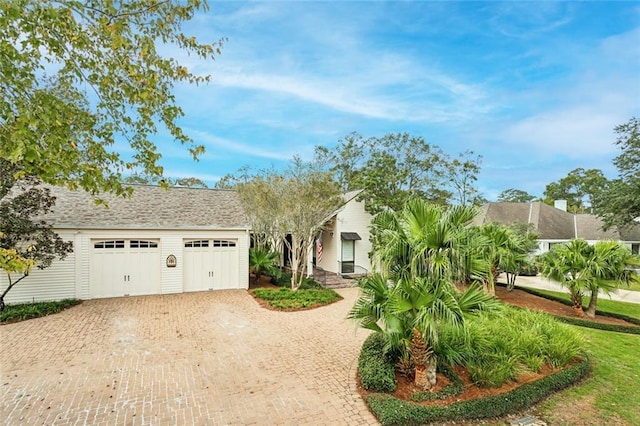 view of front facade featuring a garage