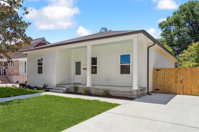 view of front of property featuring cooling unit and a front yard