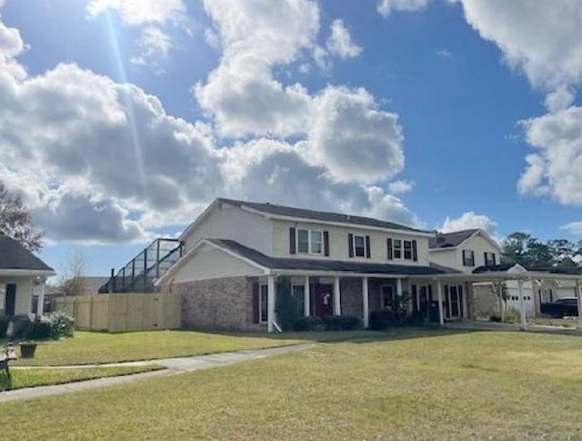 view of front facade featuring a front lawn and fence