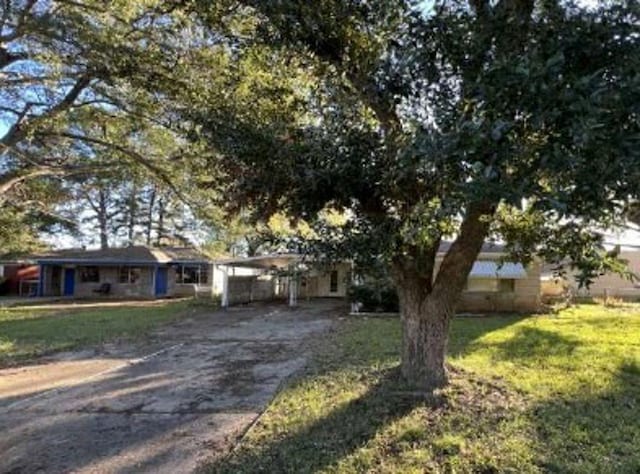 view of front of home with a front yard and a carport