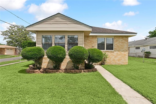 bungalow featuring a front lawn