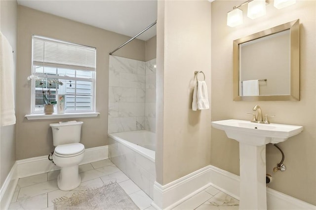 bathroom with toilet and tiled shower / bath