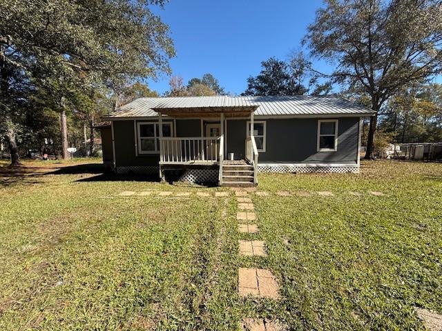 view of front of property featuring a front lawn and a porch