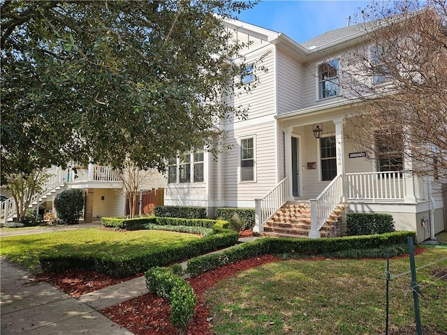 view of front of home featuring a front yard