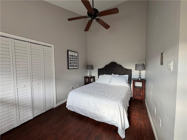 bedroom with dark hardwood / wood-style flooring, ceiling fan, and a closet