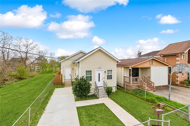 view of front of property featuring a front yard