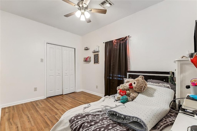 bedroom with hardwood / wood-style flooring, ceiling fan, and a closet