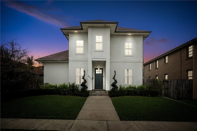 view of front of property featuring a lawn