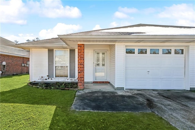 view of front facade with a garage and a front yard