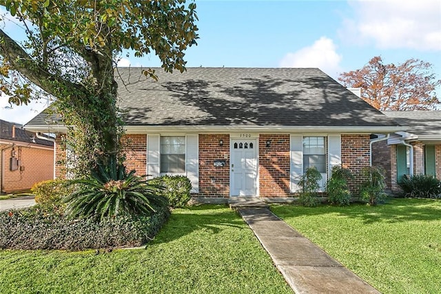 view of front of property featuring a front lawn