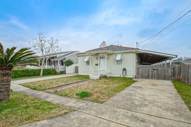 view of front of home with a carport and a front yard