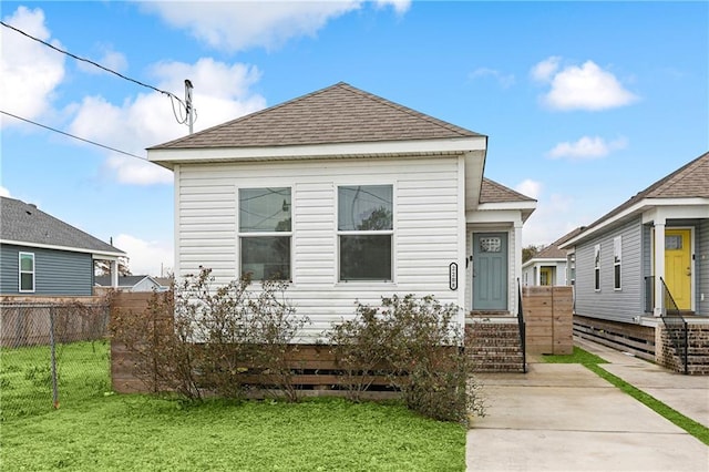 bungalow featuring a front yard