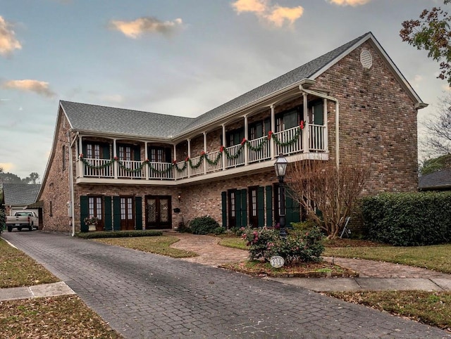 view of front facade featuring a balcony