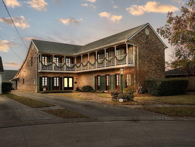 view of front of property featuring a balcony