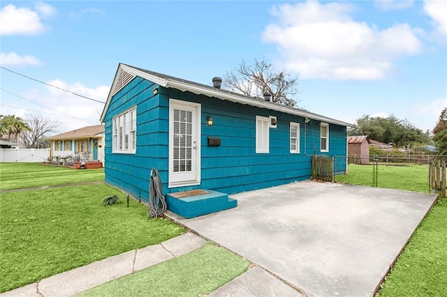 view of front of house with a patio and a front lawn