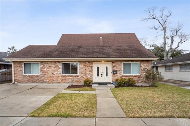 view of front facade featuring a front lawn