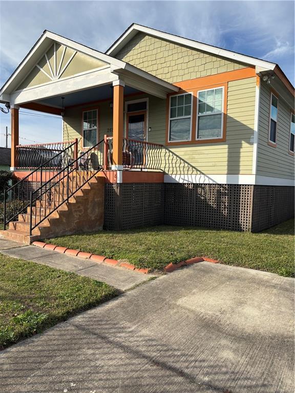 view of front facade with a porch and a front lawn