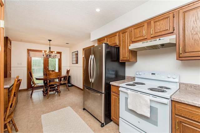 kitchen featuring decorative light fixtures, stainless steel fridge, a chandelier, electric range, and a textured ceiling