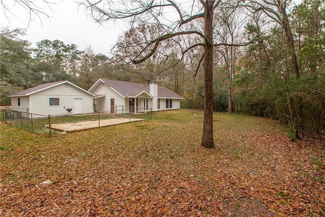 view of front facade featuring a front yard