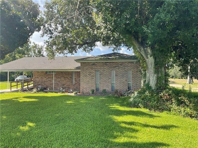 view of front of home featuring a front lawn