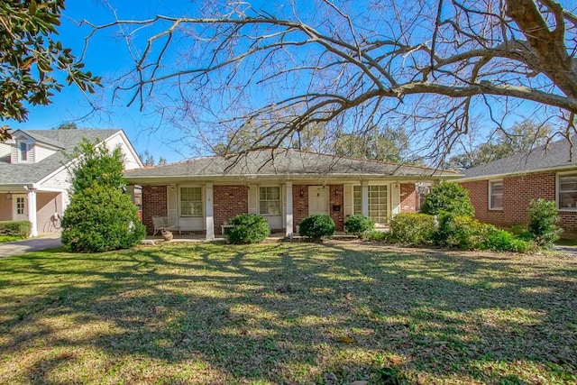 single story home with a front lawn