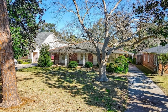 view of front facade featuring a front yard