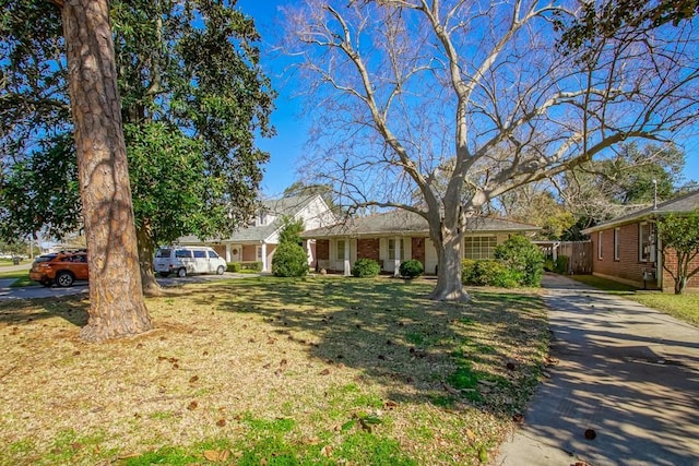 single story home with a front yard