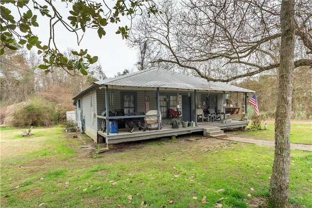 back of house featuring a lawn