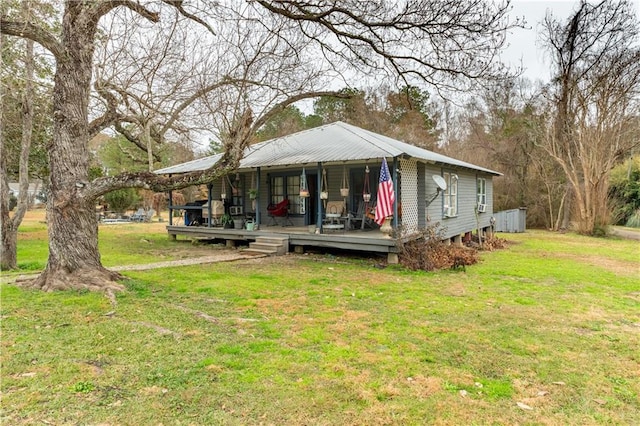 view of front of house featuring a front lawn