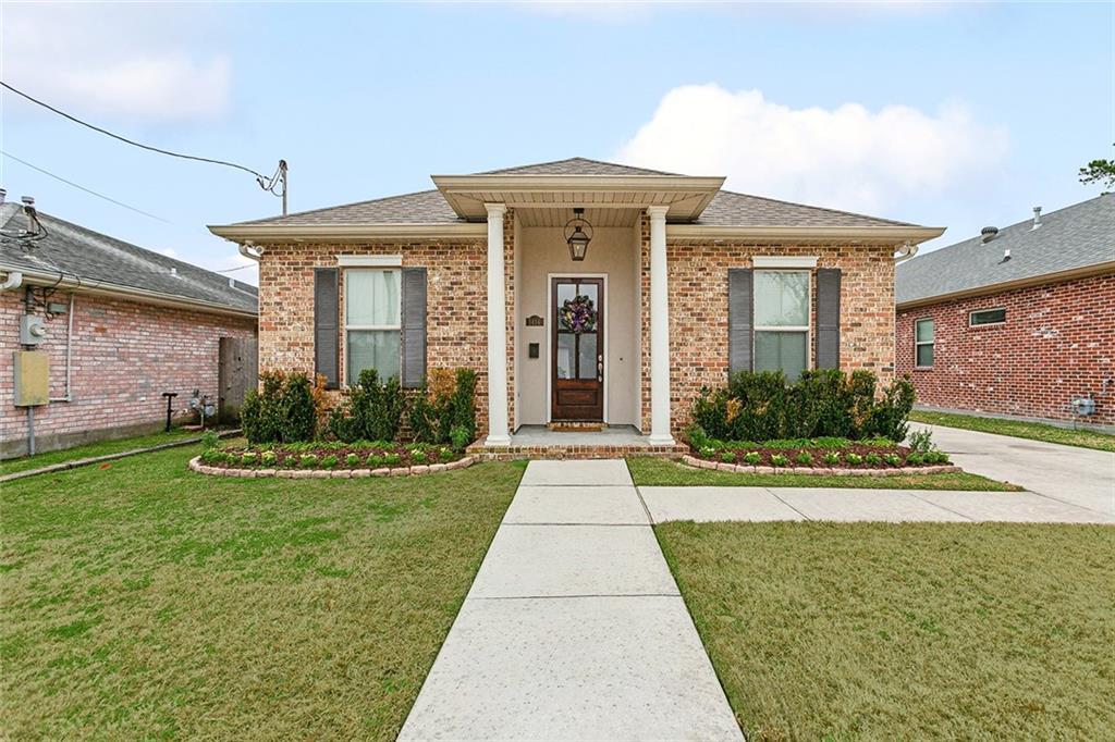 view of front of house with a front yard